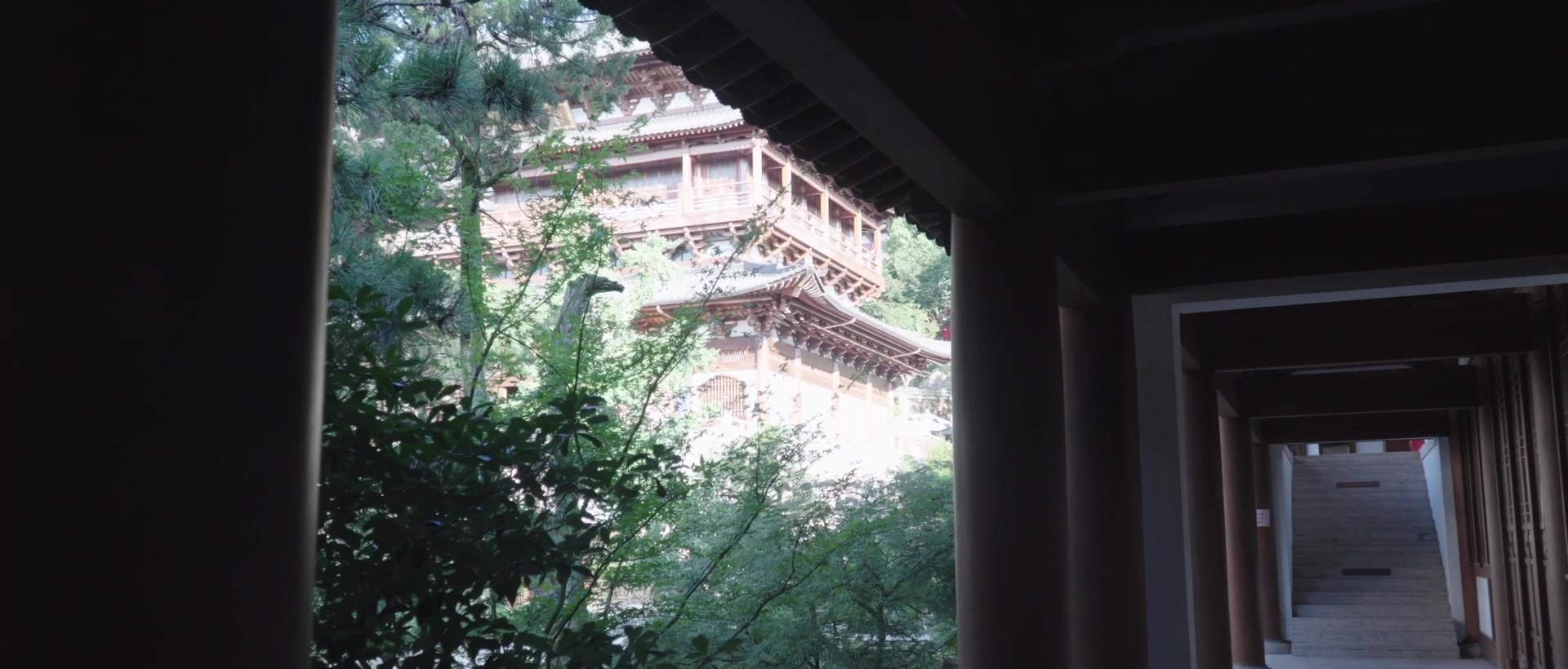 《径山禅寺》中的廊道、寺院与绿意